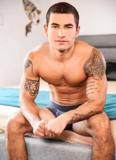 Schaamteloze jongens Tobias, Todd en Vadim Black zuigen en neuken elkaar