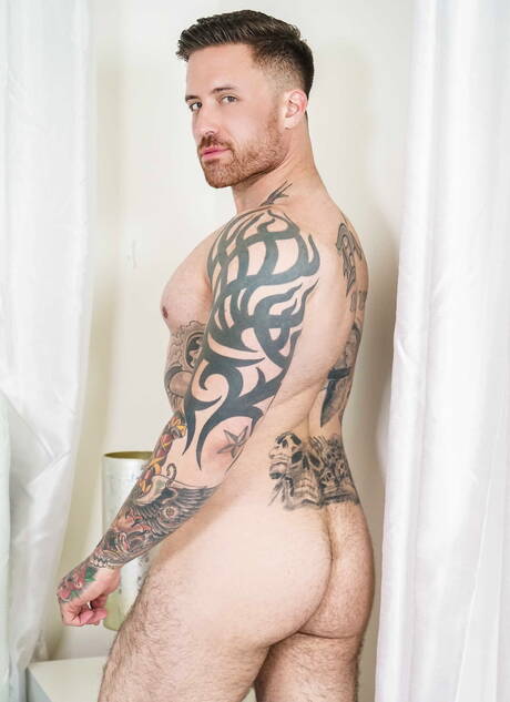 Two american guys stud Jeremy Spreadums and muscular Jordan Levine have a hot couple scene