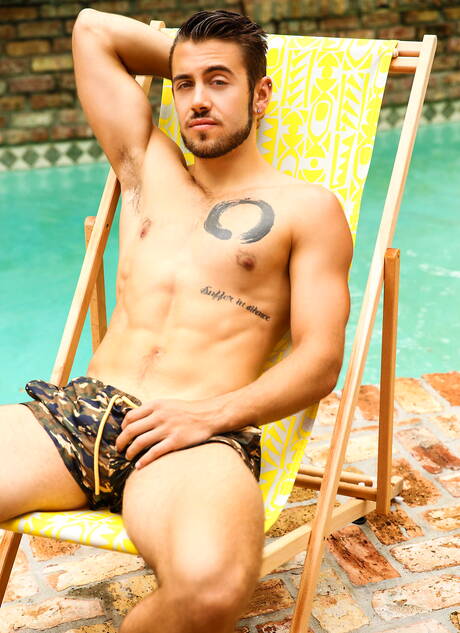 Zwei amerikanische Typen, der gut gebaute Dante Colle und der starke Max Wilde, ficken sich in den Arsch, nachdem sie am Pool Schwänze gelutscht haben