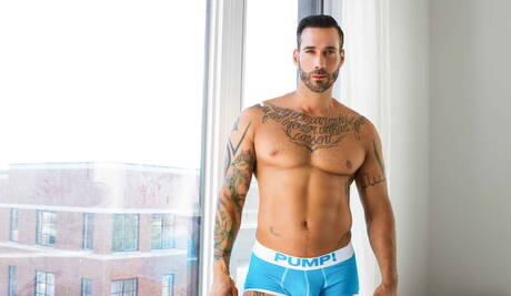 年輕的 Zack Hunter 看著性感紋身的 Dean 和 Alexy 互相撞擊