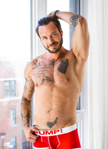 O jovem Zack Hunter observa os gostosos tatuados Dean e Alexy se fodendo