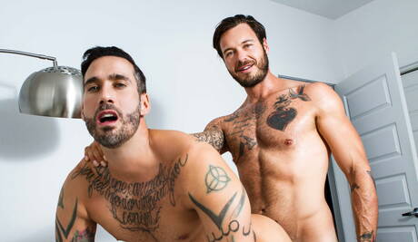 タトゥーを入れたセクシーなディーンとアレクシーがお互いに突き合うのを見つめる若きザック・ハンター