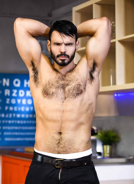 Der haarige venezolanische Hengst Jean Franko und der spanische Bulle Diego Reyes lutschen und vögeln sich gegenseitig in der Küche