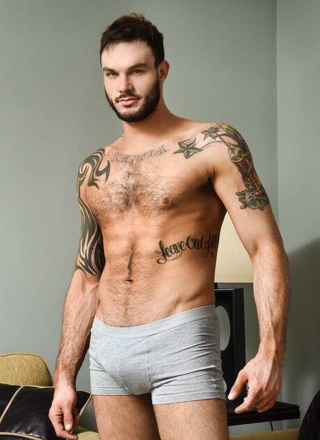 Dobrze zbudowany Amerykanin Cliff Jensen i przystojny chłopak John Henry w gorącej scenie homoseksualnej