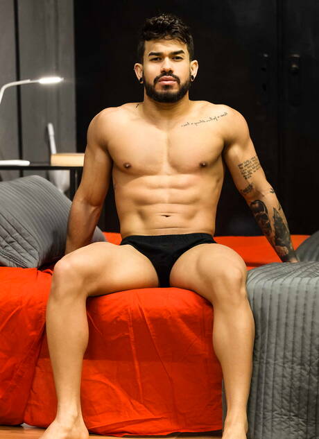 Le taureau espagnol Pietro Duarte et le taureau latin fort Pietro Duarte baisent le cul après avoir sucé une bite