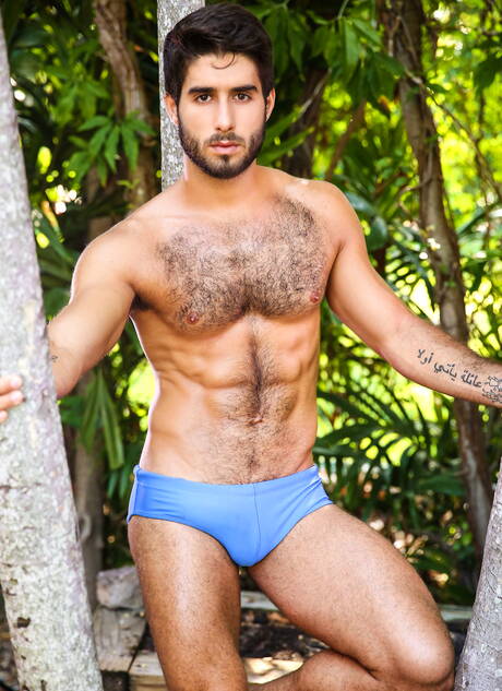 美國健壯的但丁·科勒和巴西健壯的迭戈·桑斯在戶外的火熱同性戀場景中