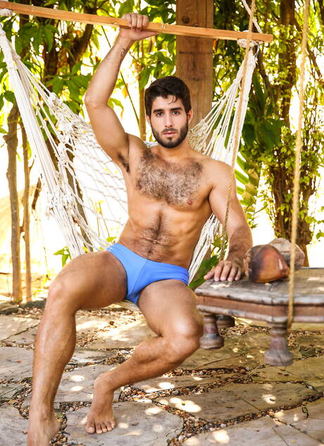 美國健壯的但丁·科勒和巴西健壯的迭戈·桑斯在戶外的火熱同性戀場景中