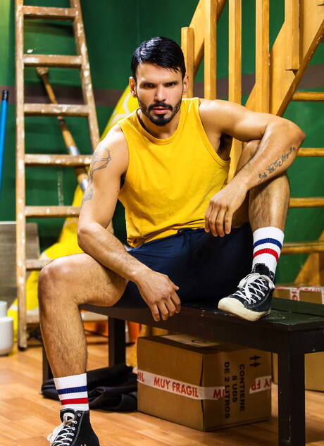 Die gut gebaute Deutsche Jessy Ares und der haarige venezolanische Hengst Jean Franko ficken nach dem Saugen in den Arsch