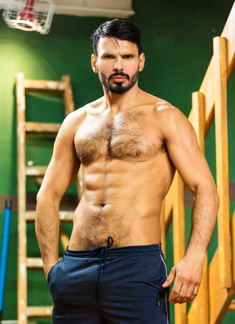 Die gut gebaute Deutsche Jessy Ares und der haarige venezolanische Hengst Jean Franko ficken nach dem Saugen in den Arsch