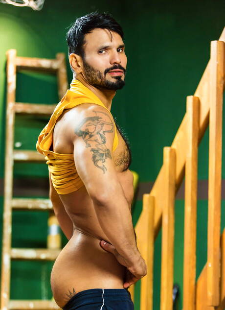 Die gut gebaute Deutsche Jessy Ares und der haarige venezolanische Hengst Jean Franko ficken nach dem Saugen in den Arsch