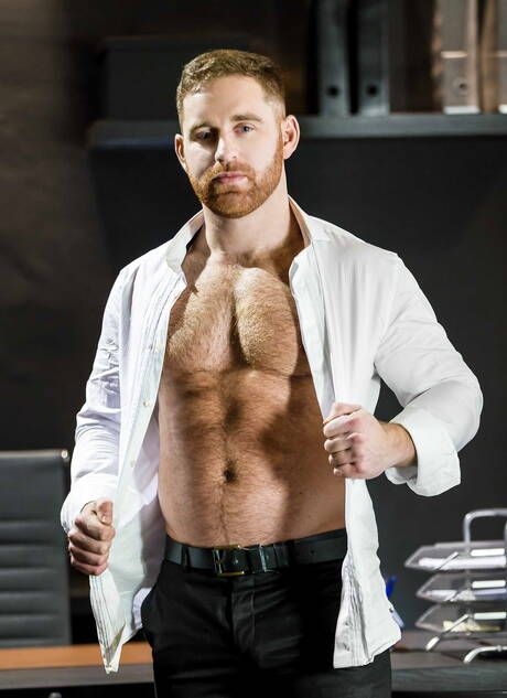 Engelse hunk Gabriel Cross en Engelse harige beer Jonas Jackson zuigen en neuken elkaar