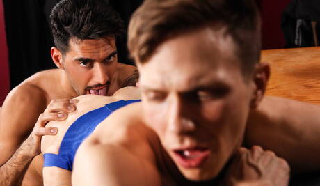 Der kanadische Kraftprotz Ethan Chase und der haarige kanadische Hengst Mick Stallone haben guten Sex