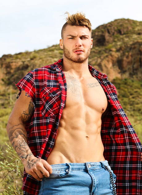 American pornstars beefcake Pierce Paris and hunky guy Justin Matthews have a good anal sex outside