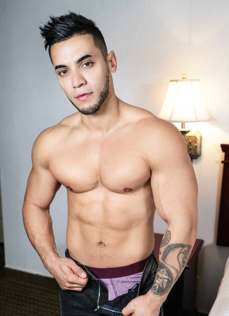 Men: American beefcake Arad Winwin and hunk Cayden Stone drilling an ass