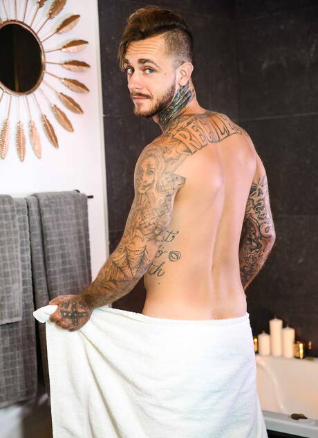 Nice american boys muscular Brian Michaels and stud Tobias have a good anal sex in bathroom