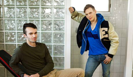 Der schöne Junge William Sawyer und der gut gebaute Kanadier Ethan Chase lutschen und ficken sich gegenseitig unter der Dusche