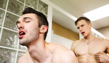 Der schöne Junge William Sawyer und der gut gebaute Kanadier Ethan Chase lutschen und ficken sich gegenseitig unter der Dusche