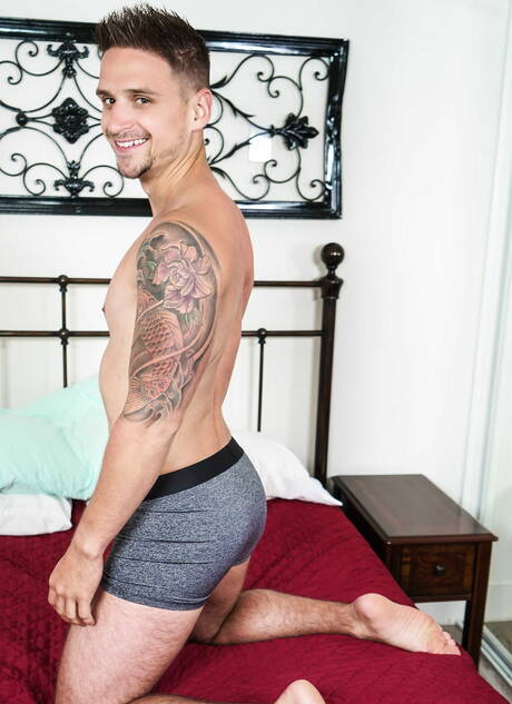 ラテン系のたくましいディーン・フェニックスとアメリカ人のたくましいジャクソン・リードがハードなアナルセックスをする