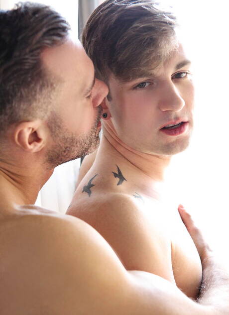 ストロングマンのリアム・エマーソンとカナダ人の筋肉質なマヌエル・スカイがハードなアナルセックスをする