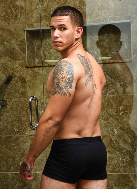 Der amerikanische harte Kerl Justin Matthews und Jacob Miami bei einem heißen Arschfick unter der Dusche