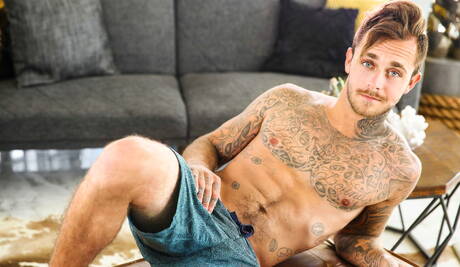 De gespierde Amerikaanse sterren Sean Duran en de stoere Brian Michaels neuken elkaar in hun kont na het zuigen van een pik.