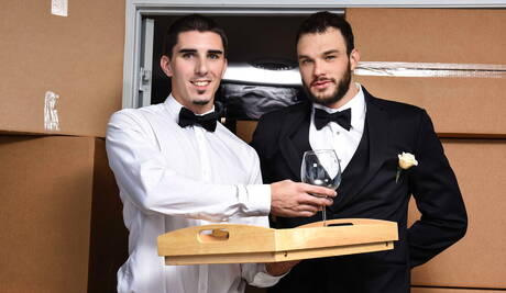 Baard Damien Kyle en Cliff Jensen in uniform kussen en hebben doggystyle