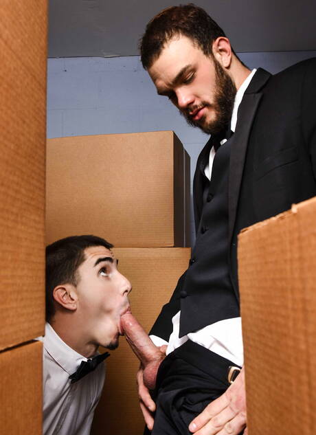 Baard Damien Kyle en Cliff Jensen in uniform kussen en hebben doggystyle