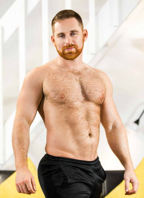 영국의 핫한 곰 조나스 잭슨과 벨기에의 터프가이 데이먼 하트가 서로 빨고 섹스하는 모습