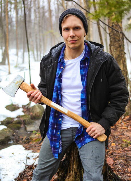 Der starke kanadische Bulle Ryan Bones und der kanadische Muskelprotz Ethan Chase haben draußen guten Sex