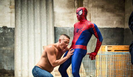 Die netten amerikanischen Kumpels, der muskulöse Will Braun und der kräftige Aston Springs, haben sich gegenseitig beim Fisting gefickt