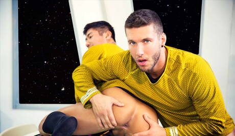 Muskularny Rod Pederson i superogier Henier Lo ruchają się po obciąganie