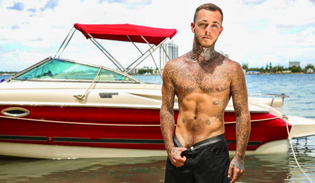 美國種馬 Brian Michaels 和成熟熊 Steven Roman 在浴室裡互相吸吮和操弄