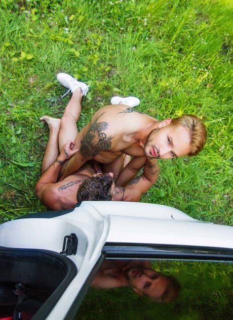 加拿大肌肉男 William Seed 和硬漢 Jax Damon 在戶外吸吮陰莖後做愛