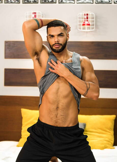 O latino Lucas Fox e o urso inglês Jonas Jackson em uma cena homossexual quente