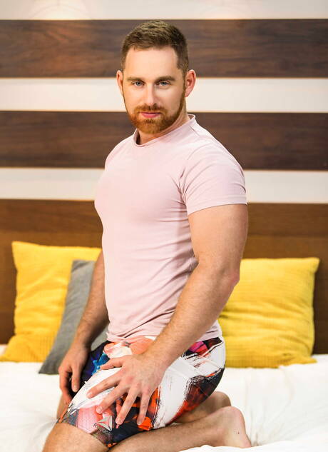 O latino Lucas Fox e o urso inglês Jonas Jackson em uma cena homossexual quente