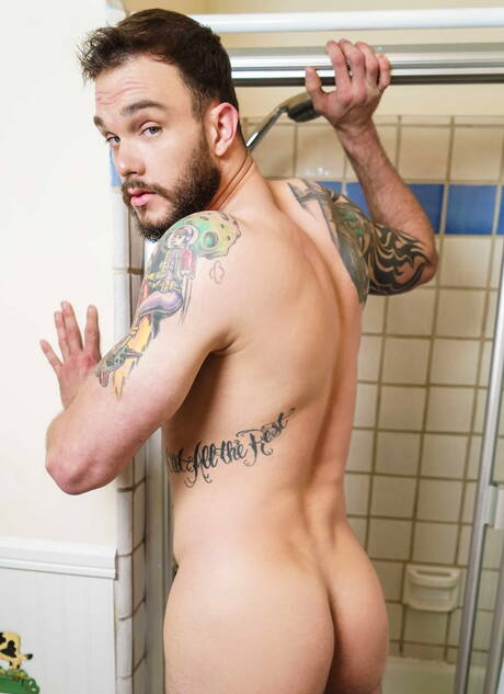 Men.com: Hunk Cliff Jensen and Alex Gray have been cheated in shower