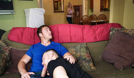 Deux mecs américains, Connor Maguire et Jacob Peterson, se sucent et se baisent