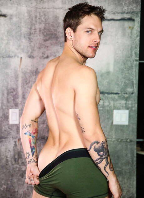 Dos estadounidenses, el galán Max Wilde y el guapo Tayte Hanson, taladrando un culo.