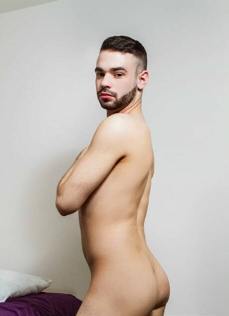 De sterke Canadese stier Ryan Bones en de knappe Canadese jongen Zack Hunter hebben een hete koppelscène