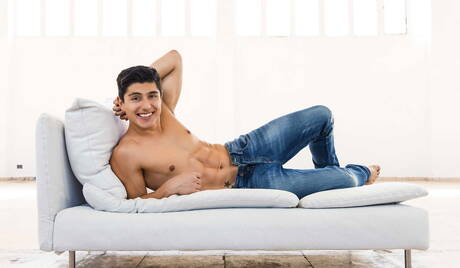 Der haarige Latino-Hengst Jean Franko und der junge Latino-Typ Ken Summers lieben sich