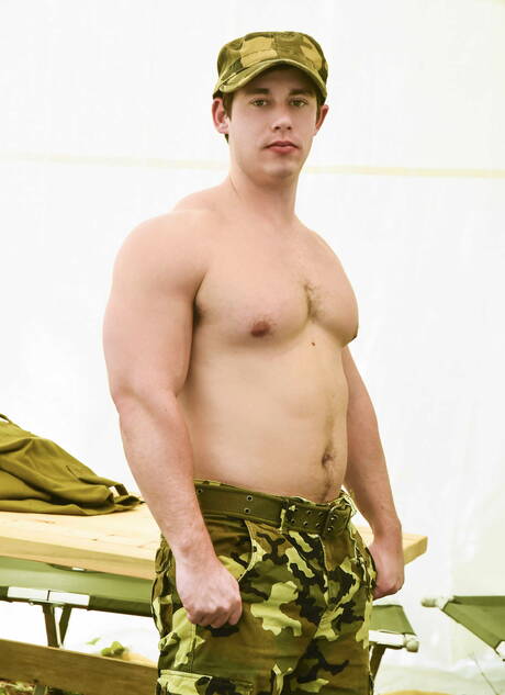 I ragazzi eccitati Vadim Black, Tobias e Axel Kane in una scena di sesso a tre