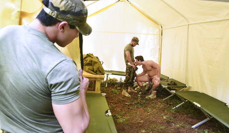 I ragazzi eccitati Vadim Black, Tobias e Axel Kane in una scena di sesso a tre