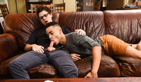 Nette amerikanische Jungs Hunk Will Braun und Stud Beaux Banks blasen und ficken sich gegenseitig