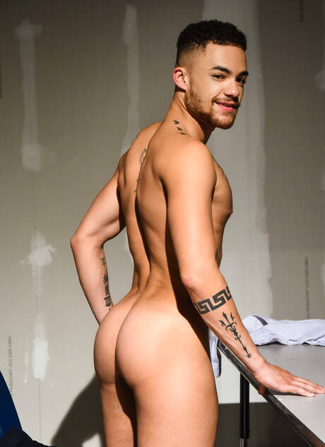 Mili amerykańscy chłopcy, superogier Connor Halstead i muskularny Beaux Banks kochają się