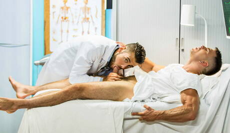 O musculoso americano Dante Colle e o forte inglês Paddy Obrian em sexo anal quente