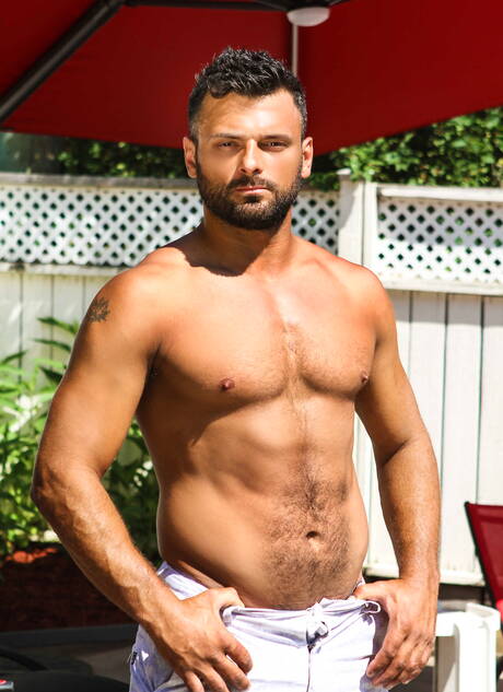 粗壯的達西·奧克和粗壯的傑里米·斯帕克在戶外上演了一出火熱的情侶戲