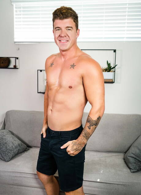 Dwóch amerykańskich chłopców, muskularny Brandon Evans i ogier Jj Knight ruchają się po obciąganiu i pięściowaniu