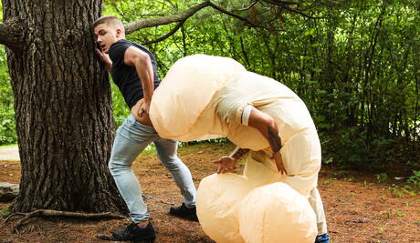 El supersemental estadounidense Jake Porter y el duro canadiense William Seed se aman al aire libre