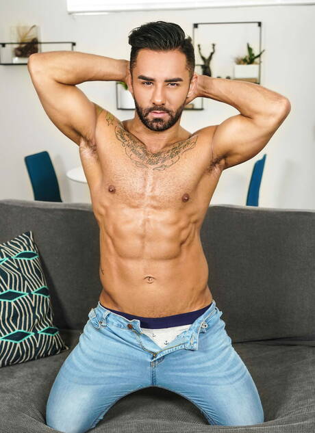 Latino-Hengst Bruno Bernal und amerikanischer Otter Max Adonis beim heißen Analsex