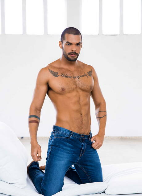 Der starke Mann Robbie Rojo und der lateinamerikanische Muskelprotz Lucas Fox haben guten Sex